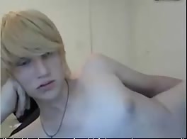 sexy blondinet avec ses petits seins