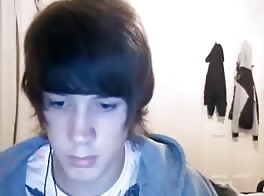 jeune minet super mignon se masturbe dans sa chambre