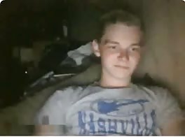 blondinet lisse se masturbe sur son lit