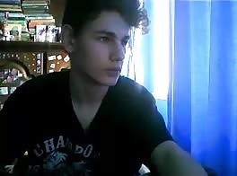 jeune champion se branle derrière son  bureau 