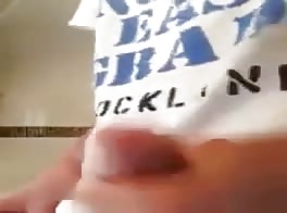 seul dans la salle de bain