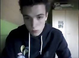 sexy boy se branle et jouit