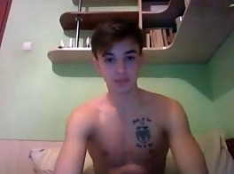 jeune beauté seul dans sa chambre