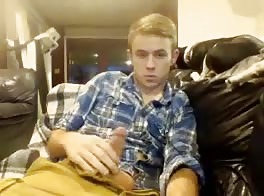 jeune blondinet se masturbe dans le salon