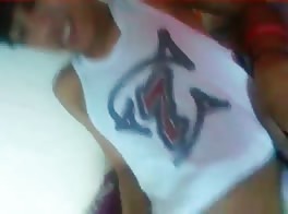 jeune et doux asiatique se laisse caresser par un ami