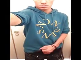 Gumleleo wank and cum on public toilet - II