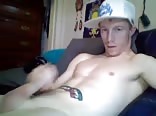 Muscular camboy shoots his load