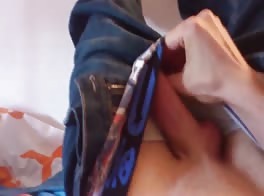 Skater wanks and cums