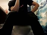dans les toilettes boys porn